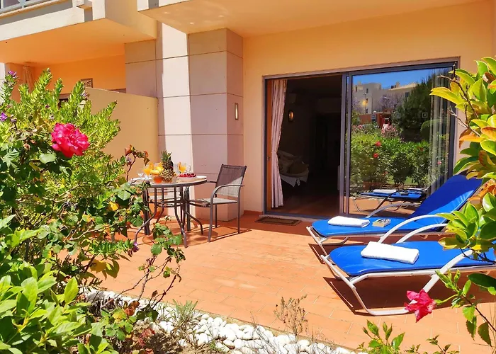 Fabulous Sunny Pool&garden By Becherish Lejlighed